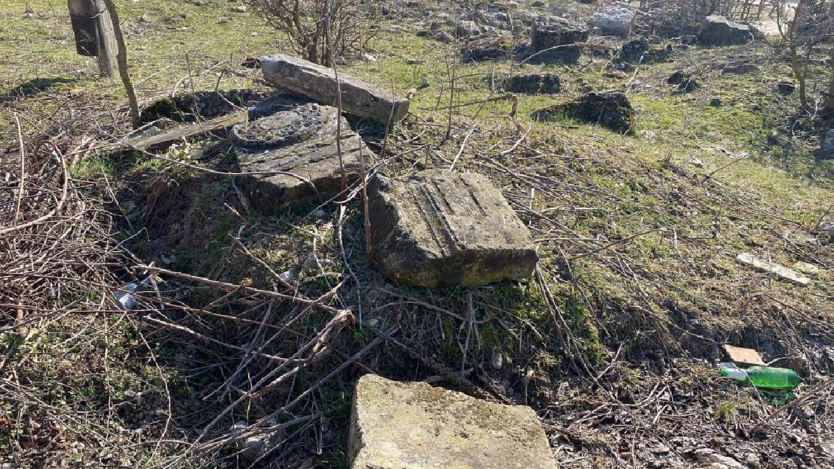 У Криму на сміттєзвалищі виявили могильні плити з мусульманського цвинтаря 